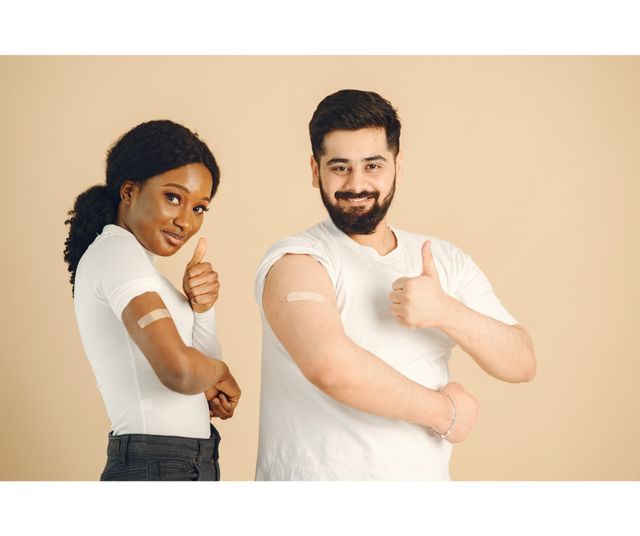 גבר ואישה מצטלמים אחרי שחוסנו נגד חיסון פנומוקוק (Conjugate/PPSV23) – מגן על ריאות, מחלות דלקתיות, מבוגרים וילדים