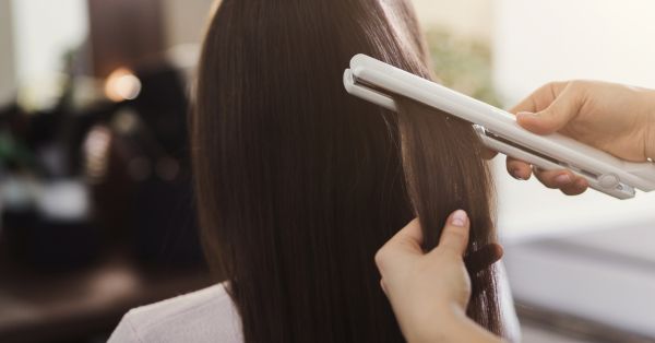 החלקת שיער ביתית: המדריך לבחירה בטוחה וחכמה שמניבה תוצאות שנראות כאילו יצאו מהמספרה